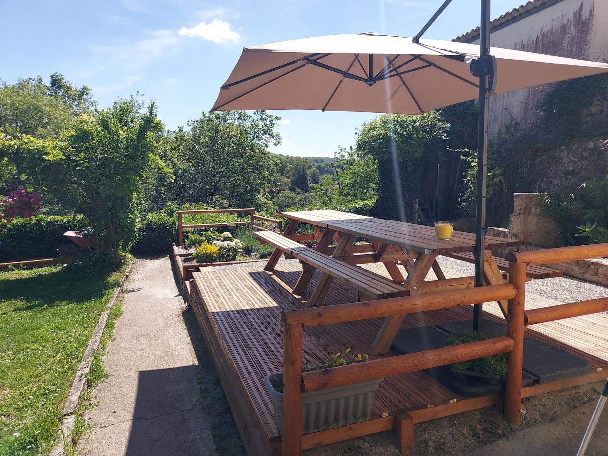 Charming Two Bedroom Gite With Beautiful Gardens Confolens Exterior photo