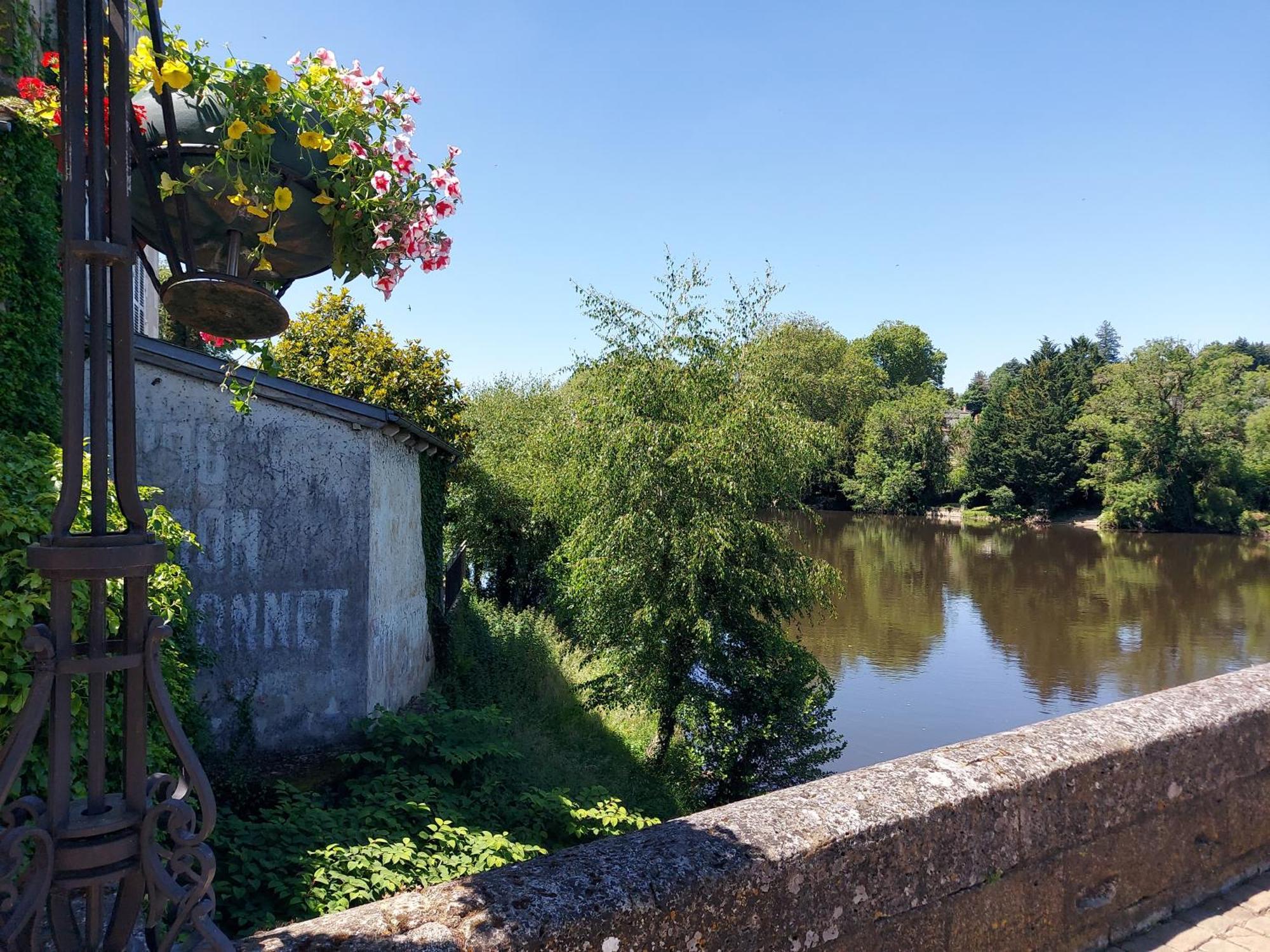 Charming Two Bedroom Gite With Beautiful Gardens Confolens Exterior photo
