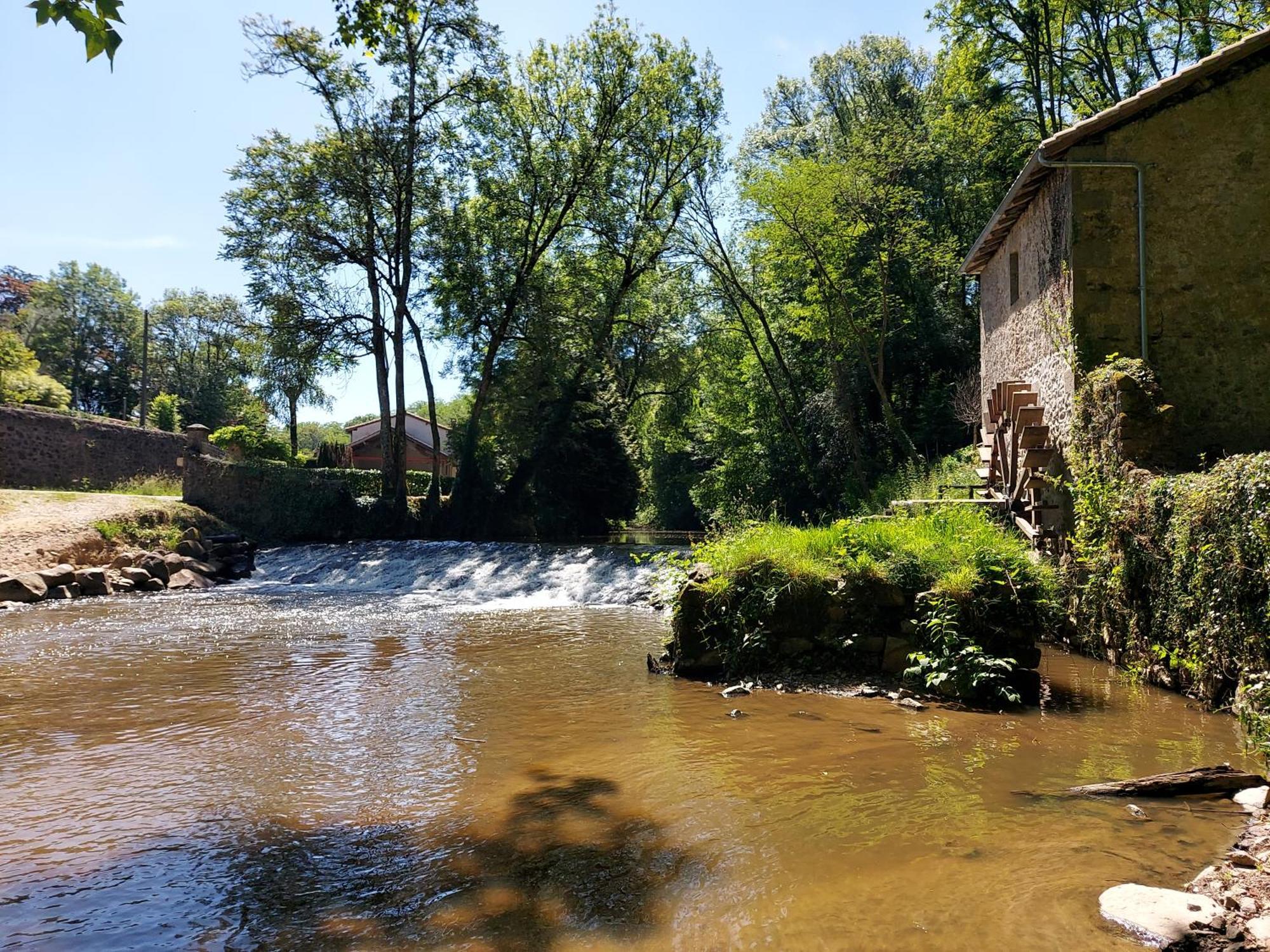 Charming Two Bedroom Gite With Beautiful Gardens Confolens Exterior photo