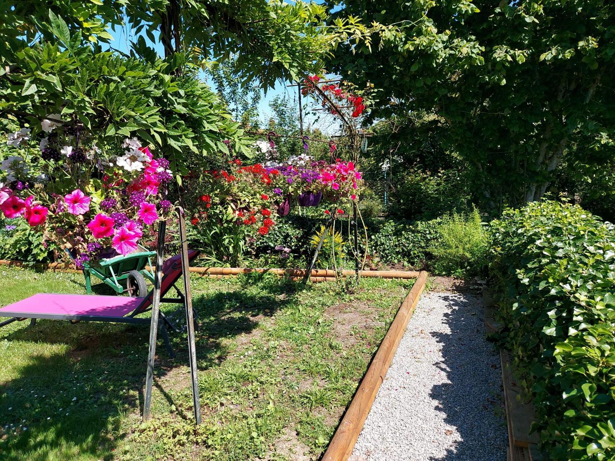 Charming Two Bedroom Gite With Beautiful Gardens Confolens Exterior photo