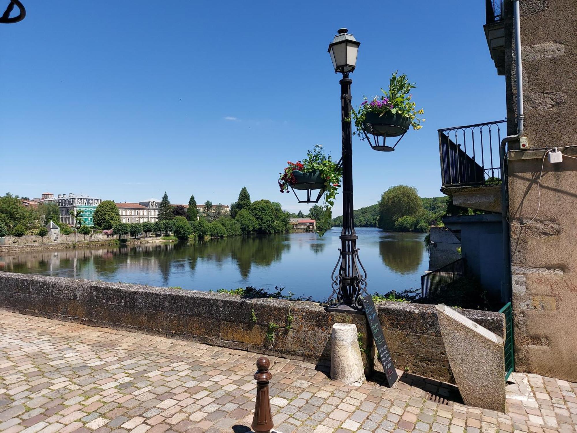 Charming Two Bedroom Gite With Beautiful Gardens Confolens Exterior photo