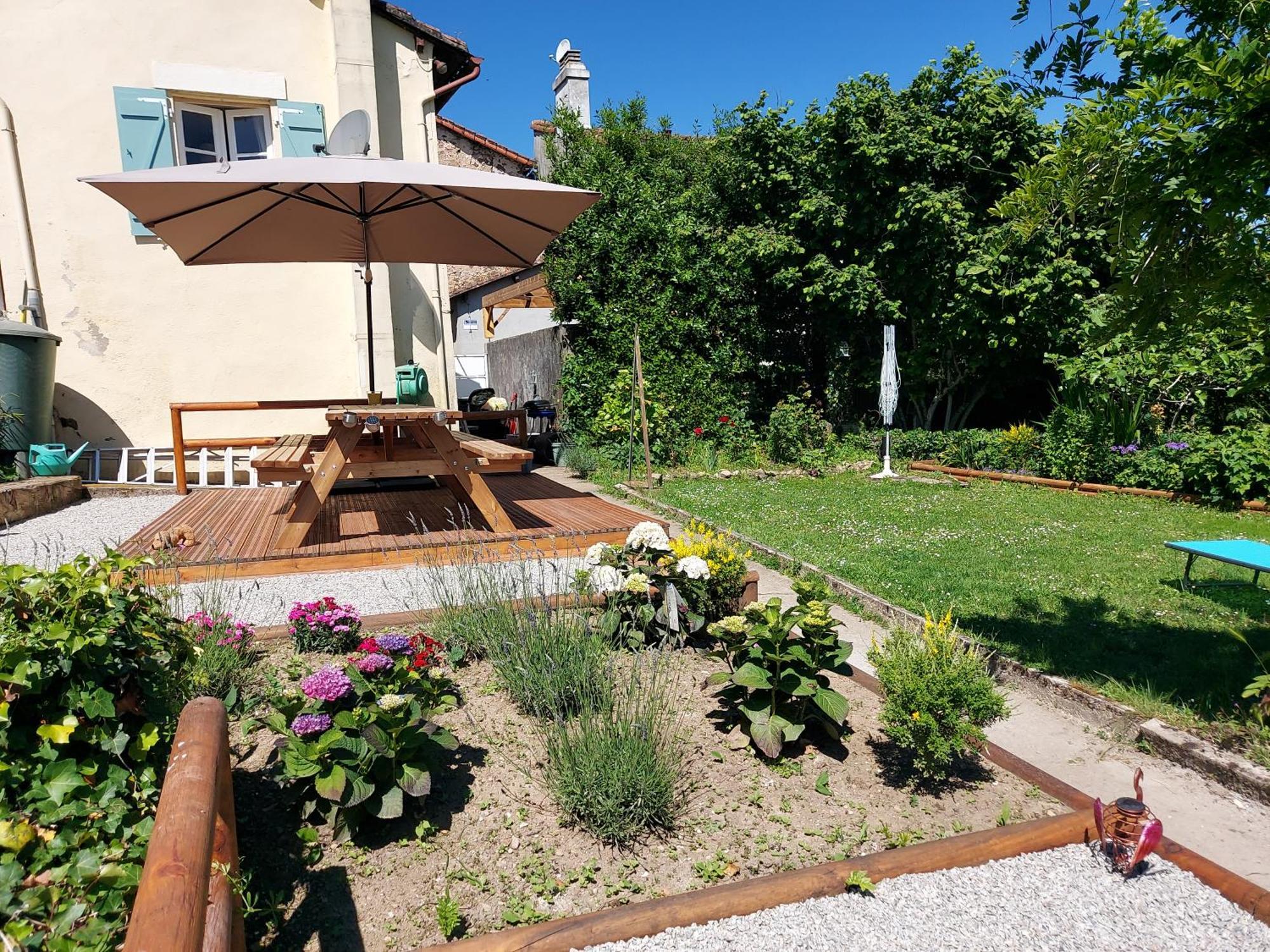 Charming Two Bedroom Gite With Beautiful Gardens Confolens Exterior photo