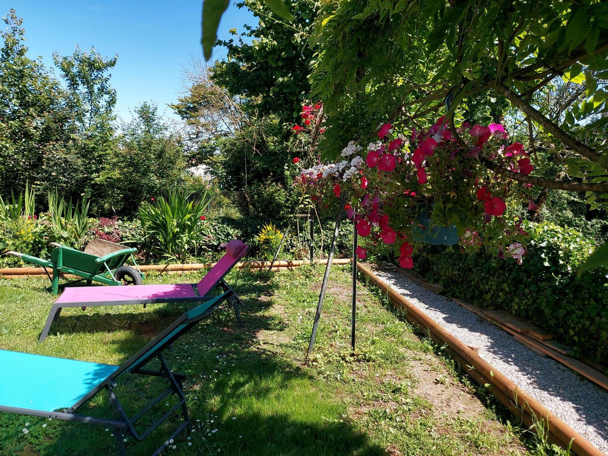 Charming Two Bedroom Gite With Beautiful Gardens Confolens Exterior photo